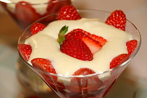 Verrines de fraises et rhubarbe au sirop de sureau à la mousse de mascarpone