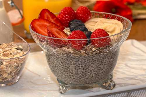 Verrines de graines de chia au muesli et petits fruits