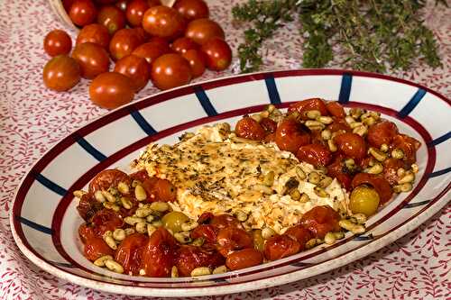 Feta rôtie aux tomates, olives et pignons
