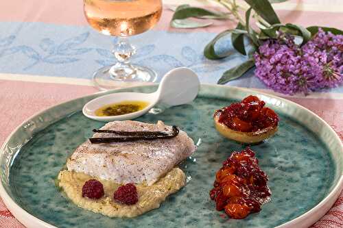 Dos de cabillaud laqué à huile de mandarine vanillée et compotée de tomates-framboises