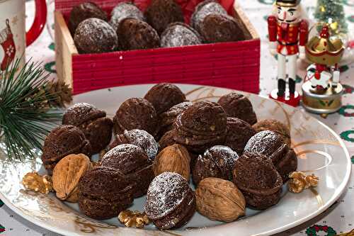 Sablés au chocolat, fourrés, en forme de Noix