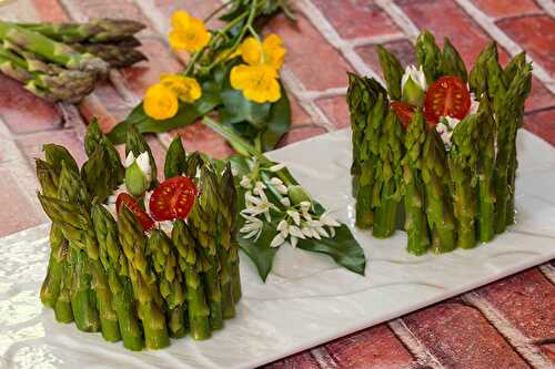 Charlotte aux asperges, saumon et ail des ours