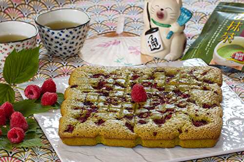 Brownie au thé matcha et aux framboises