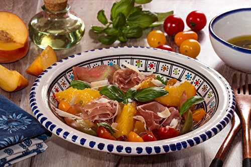 Salade de pêches rôties, tomates et jambon cru