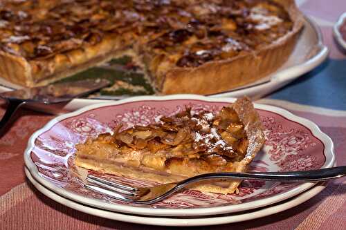 Tarte aux pommes, crème à la cannelle et amandes caramélisées