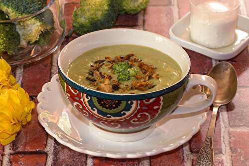 Velouté de brocoli au chèvre frais, granola salé