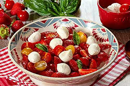 Salade de fraises, tomates cerises et boconcini