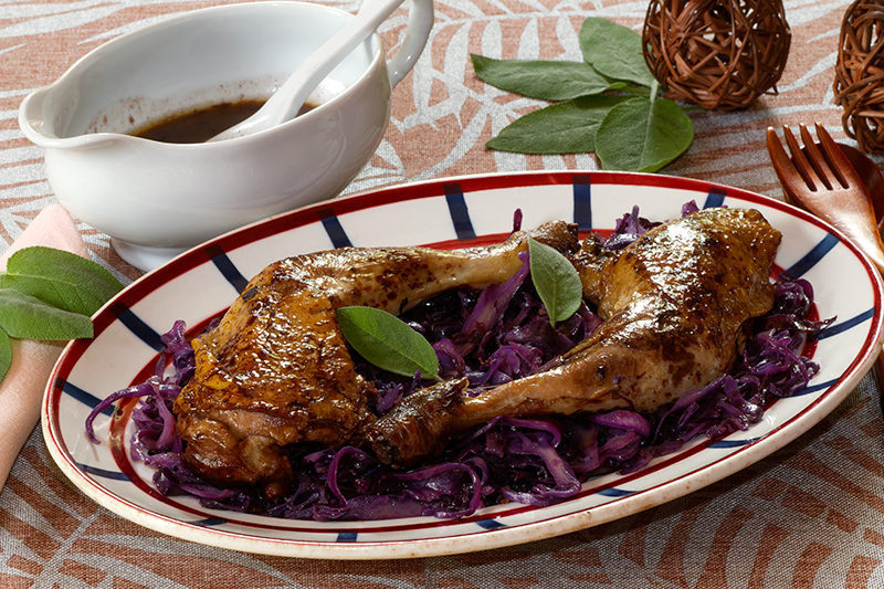 Cuisses de pintade au vin sur embeurrée de chou rouge