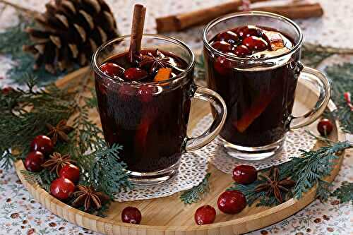 Vin chaud aux canneberges et aux épices de Noël