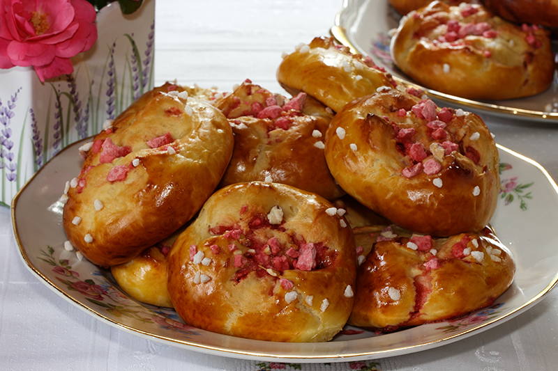 Brioches aux pralines roses