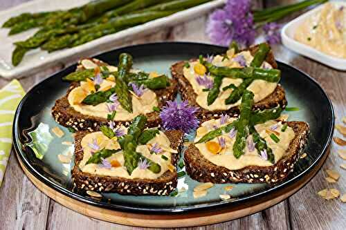 Tartines aux asperges vertes, houmous aux amandes