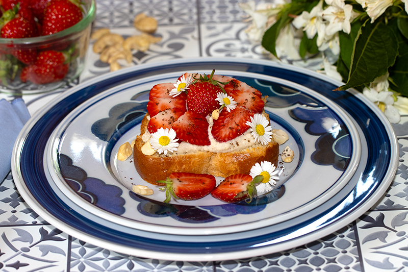 Tartines briochées aux fraises et crémeux de cajou vanillé