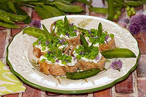 Tartines petits pois, menthe, ciboulette et chèvre