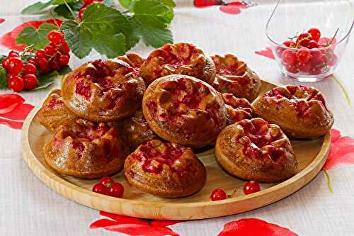 Petits gâteaux renversés aux groseilles du jardin