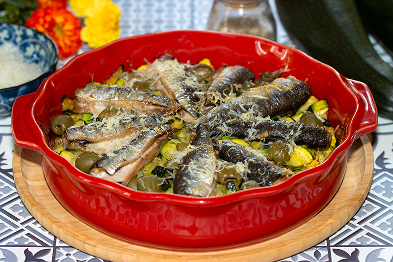 Sardines aux courgettes, olives et parmesan