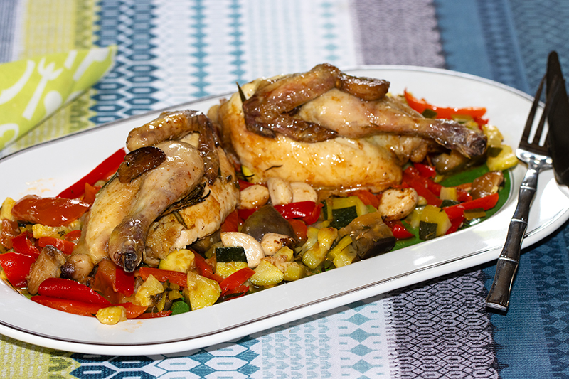 Coquelet à l’ail confit, poêlée de petits légumes du jardin