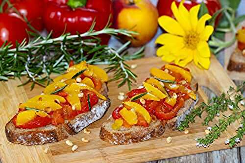 Tartines à la fondue de légumes d’été, poivrons et pêches