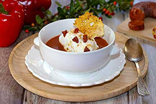 Ile flottante aux poivrons, chorizo et tuile de parmesan