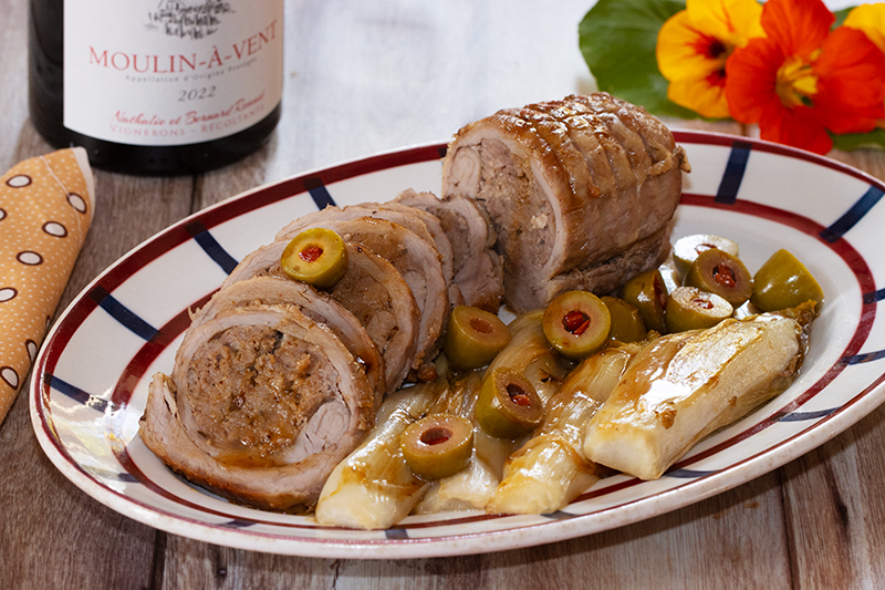 Rôti de veau farci aux olives et endives braisées