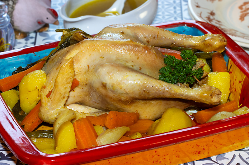 Poule braisée au bouillon safrané