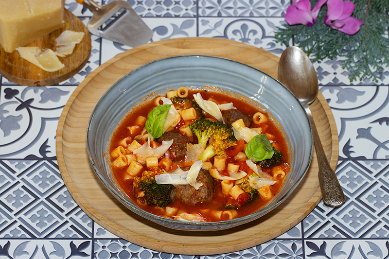 Soupe italienne aux boulettes de viande et parmesan