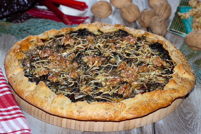 Tarte rustique aux blettes à cardes rouges aux noix
