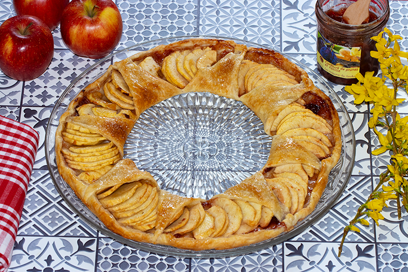 Tarte couronne feuilletée aux pommes et à la confiture de prunes