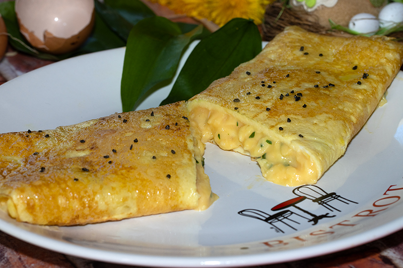 Omelette farcie aux œufs brouillés à l’ail des ours
