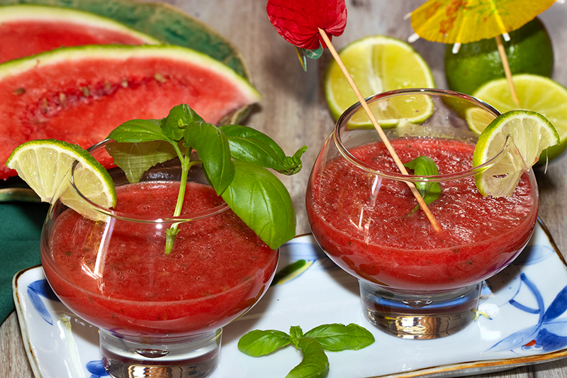 Smoothie glacé à la pastèque, basilic et citron vert