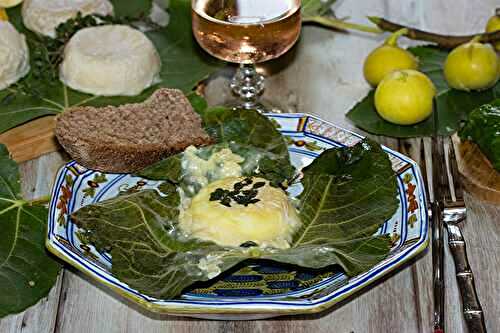 Chèvre chaud en feuille de figuier