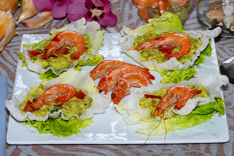 Chips de feuilles de riz au guacamole et crevettes