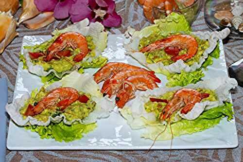 Chips de feuilles de riz au guacamole et crevettes