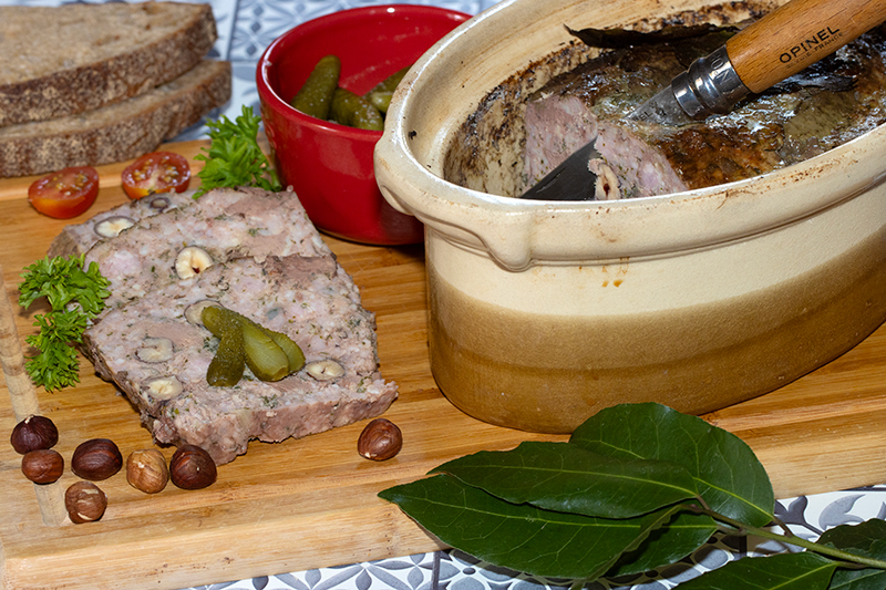 Terrine de campagne aux foies de volaille, porto et noisettes