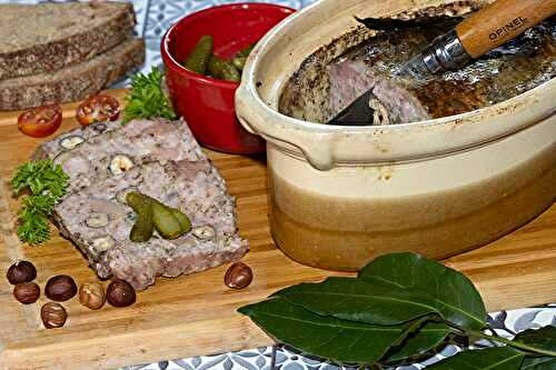Terrine de campagne aux foies de volaille, porto et noisettes