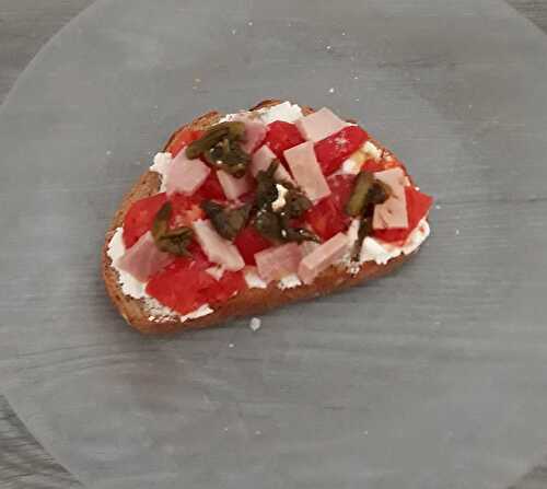 Tartinettes de fromage frais à la tomate