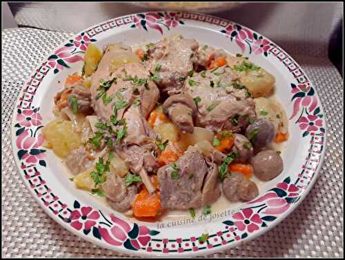 Lapin aux pommes de terre, carottes et moutarde