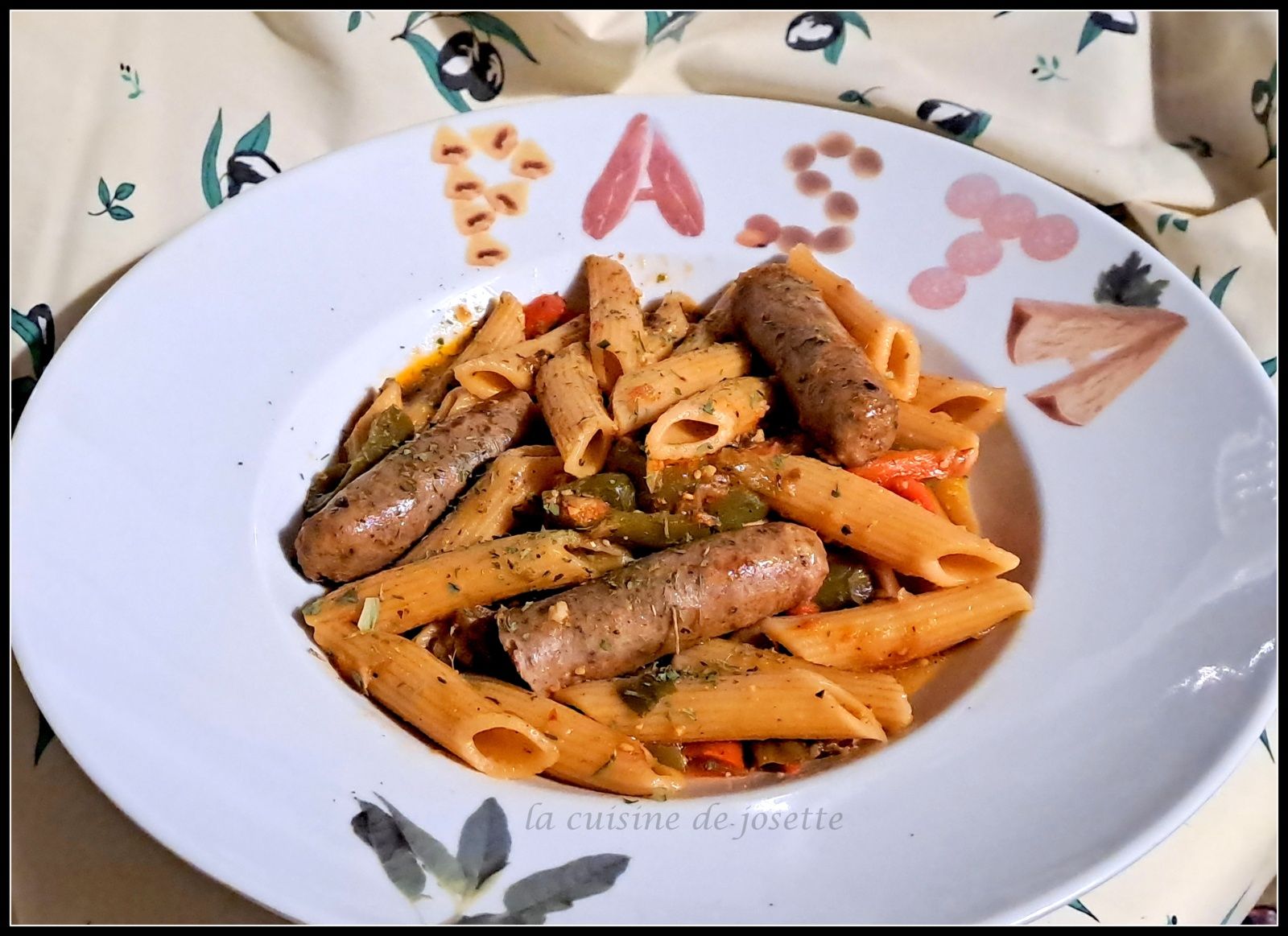 Pâtes aux poivrons, chipolatas et pesto