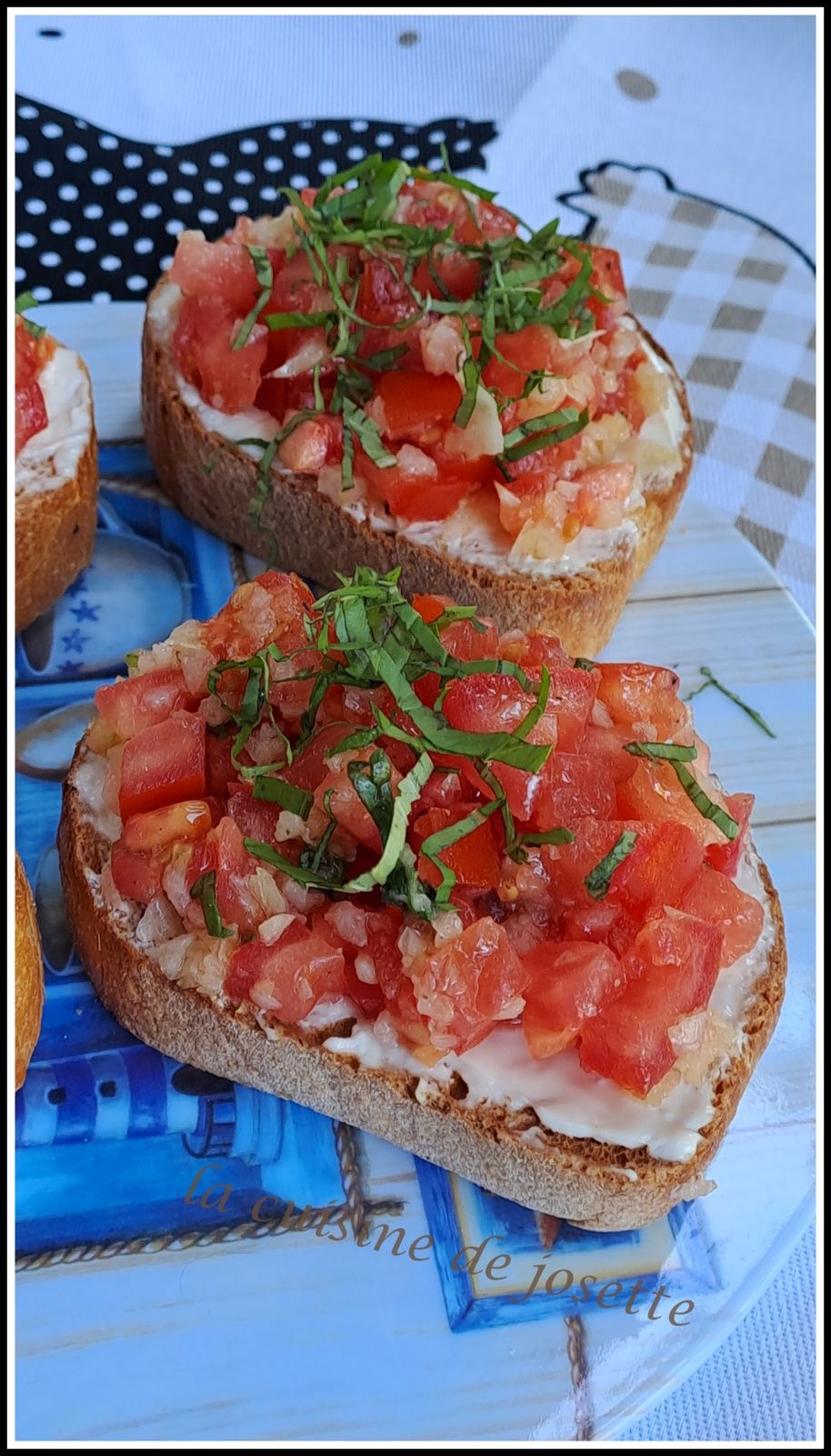Bruschetta tomates basilic et vache qui rit