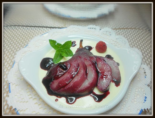 Panna cotta a la vanille et poires au vin rouge