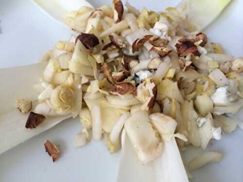 Salade d'endives, pommes, roquefort et noisettes