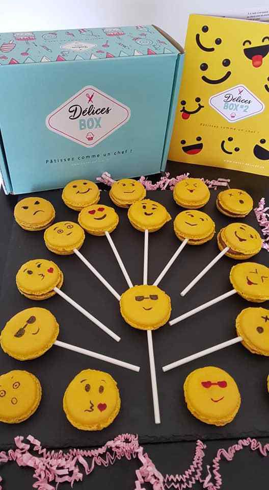 Box macarons smiley