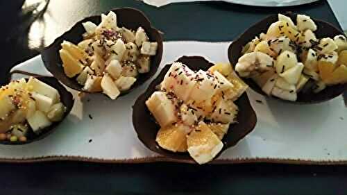 Coque en chocolat avec salade de fruit