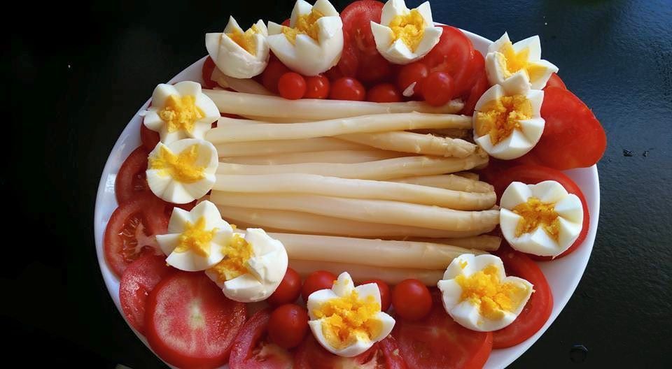 Entrée asperges, tomates oeufs