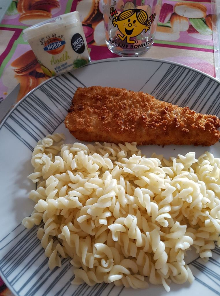 Poisson pané / pâtes et sauce Morin a l'aneth