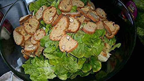 Salade avec croquets aux chevres