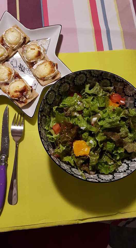 Salade et tartines chèvre tomates sèches et miel Kazidomi