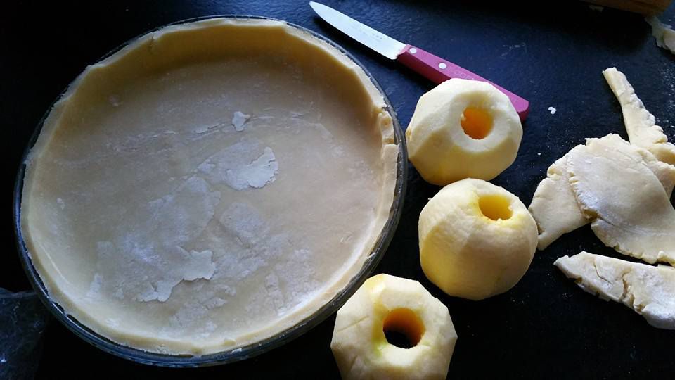 Tarte aux pommes sablée et sirop de rose