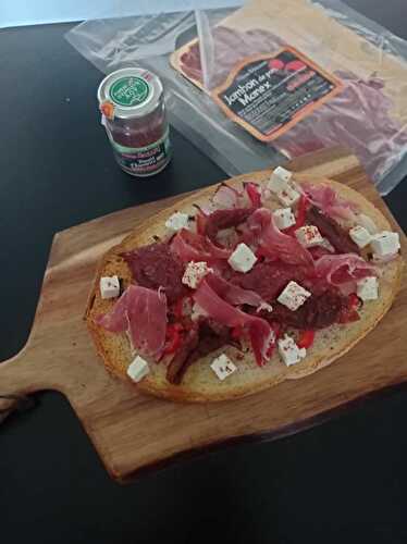 Bruschetta tomates séchées, feta, oignons poivrons jambon cru et piment d'Espelette