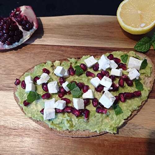 Toast avocat grenade et fêta