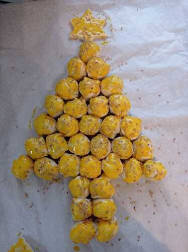 Sapin de Noël en pâte feuilletée et boule de mozzarella